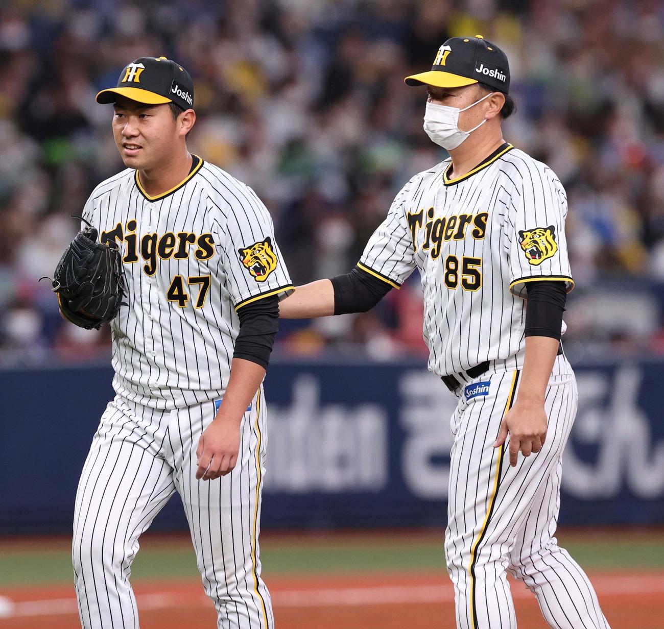 阪神対ヤクルト　桐敷（左）は6回途中3失点で降板する（撮影・上田博志）