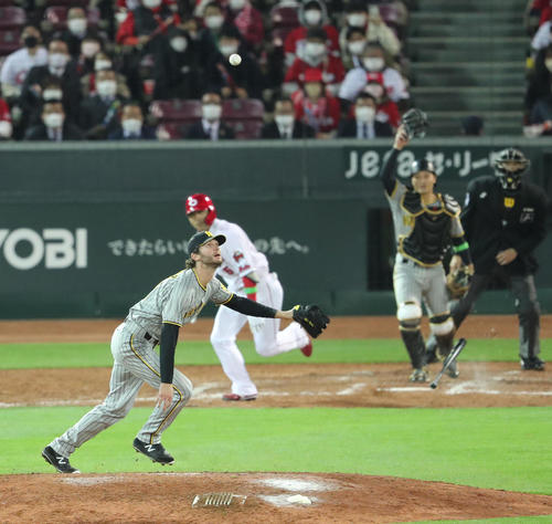 広島対阪神　9回裏広島1死一、二塁、ケラーは長野の打球をグラブではじき満塁となる（撮影・梅根麻紀）