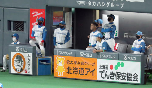 日本ハム対西武　意気消沈の日本ハムベンチ。左から2人目は新庄監督（撮影・佐藤翔太）