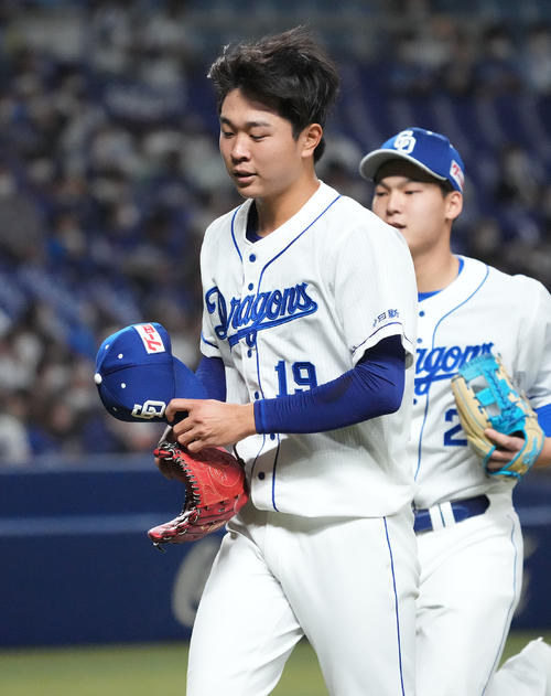 中日対DeNA 2回表DeNA攻撃終了、ベンチへ戻る高橋宏（撮影・森本幸一）