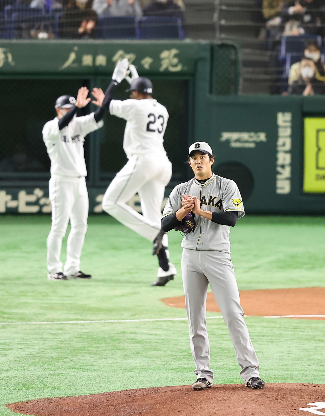 巨人対阪神　1回裏巨人1死、ポランコ（後方右）に2者連続となる右越えソロ本塁打を許し渋い表情の藤浪（撮影・垰建太）