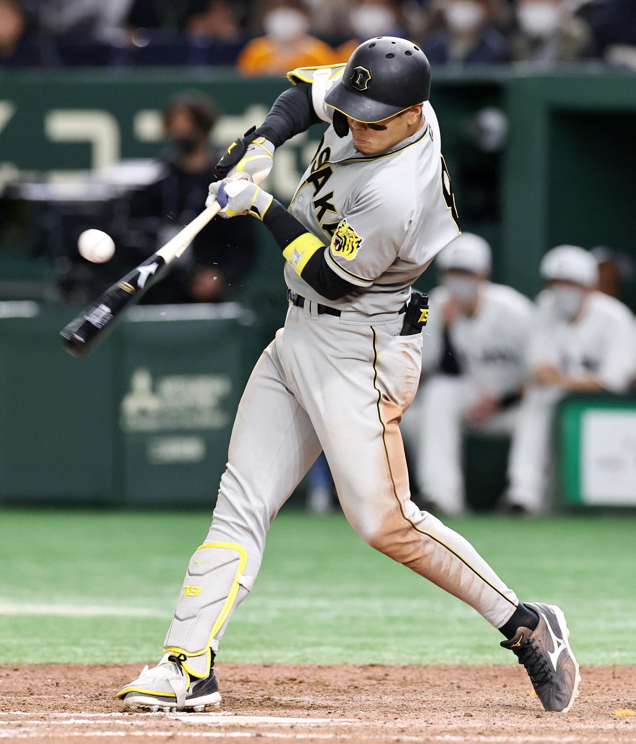 巨人対阪神　9回表阪神1死二、三塁、佐藤輝は遊直を打つ（撮影・加藤哉）