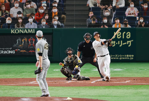 巨人対阪神　1回裏巨人1死満塁、満塁本塁打を放つ中田。投手ガンケル（撮影・垰建太）