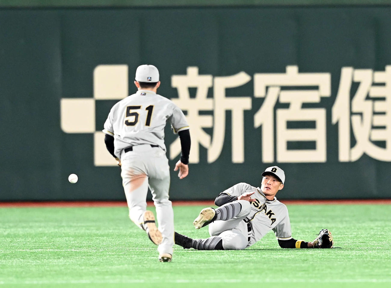 巨人対阪神　7回裏巨人2死満塁、糸井嘉男が吉川尚輝の飛球を追うも捕球できず3点適時二塁打とされる（撮影・たえ見朱実）