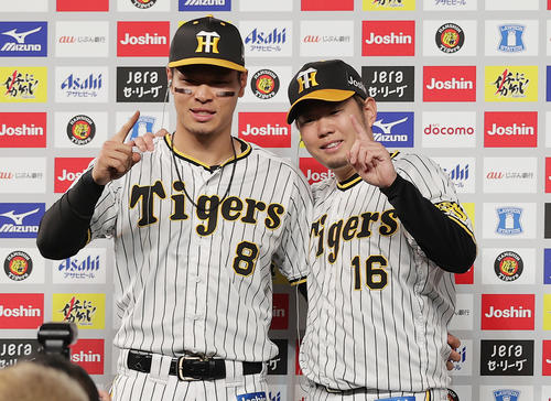 阪神対DeNA　お立ち台で笑顔でポーズを決める阪神佐藤輝（左）と西勇（撮影・前田充）
