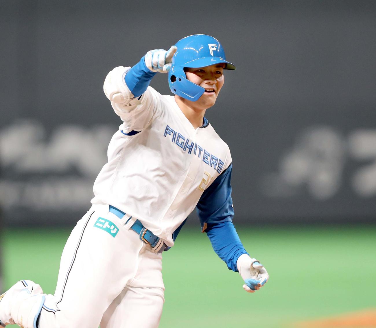 日本ハム対ロッテ　4回裏日本ハム無死、右越え本塁打を放ちベンチを指さす清宮（撮影・黒川智章）