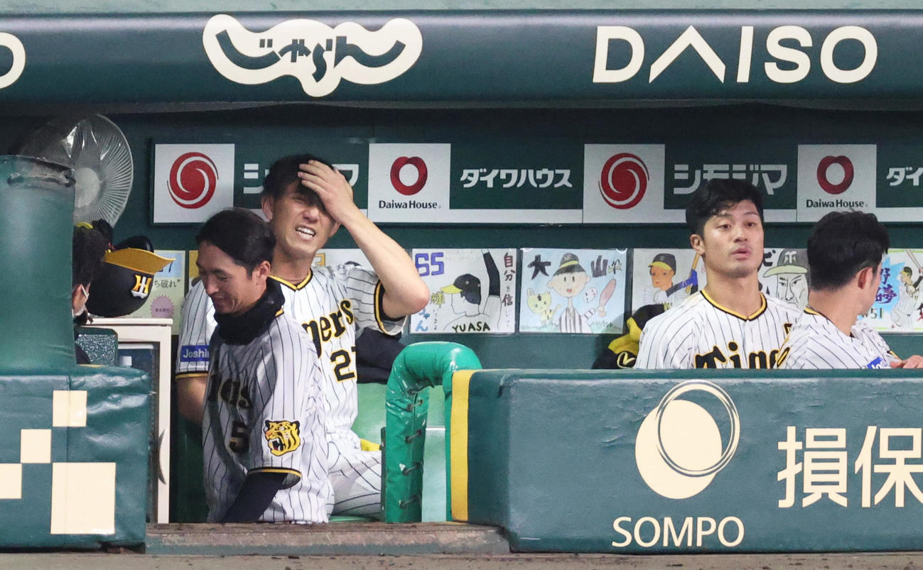 阪神対DeNA　阪神伊藤将（左から2人目）はDeNA打線を完封勝利目前で逃し、ベンチで悔しげな表情を見せる（撮影・上山淳一）