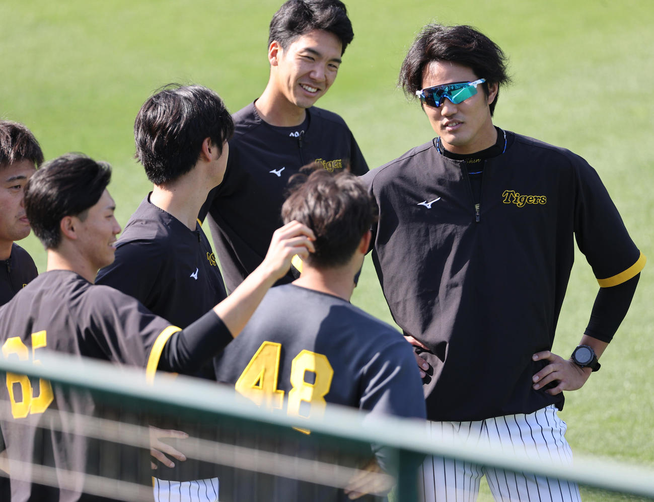 練習で藤浪（右）らはリラックスした表情でトレーニングに励む（撮影・上山淳一）