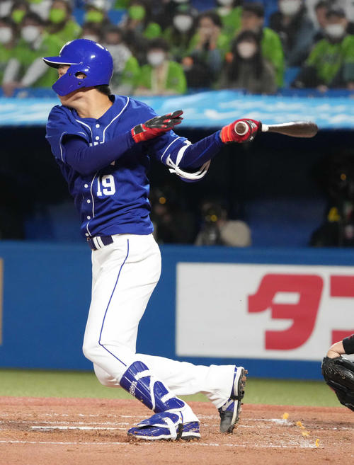 ヤクルト対中日　2回表中日1死満塁、高橋宏は中前に逆転の2点適時打を放つ（撮影・小沢裕）