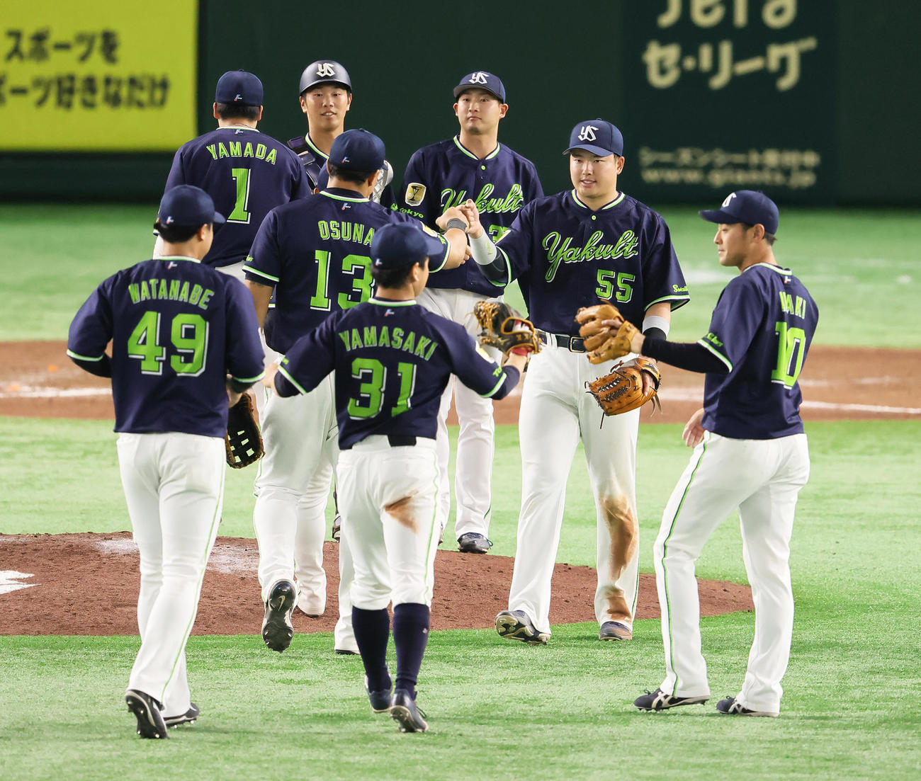 巨人対ヤクルト　勝利しタッチを交わすヤクルト村上（右から2人目）ら（撮影・足立雅史）