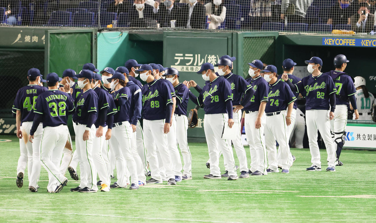 巨人対ヤクルト　勝利しナインを迎えるヤクルト高津監督（右から2人目）（撮影・足立雅史）