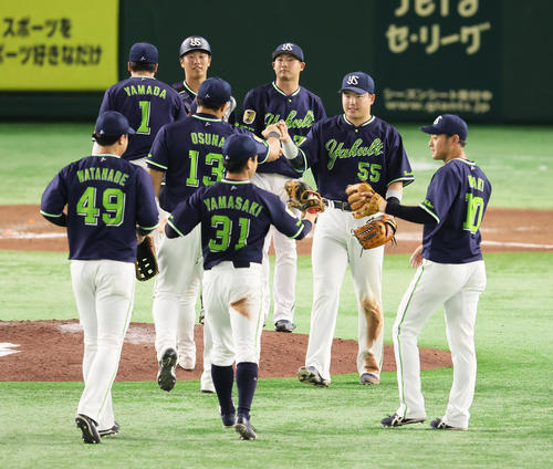 巨人対ヤクルト　勝利しタッチを交わすヤクルト村上（右から2人目）ら（撮影・足立雅史）