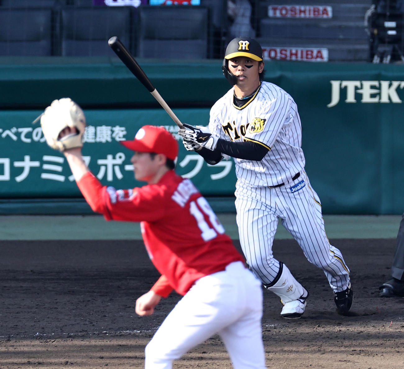 阪神対広島　5回裏阪神1死、代打高山は中前打を放つ。投手は森下（撮影・加藤哉）