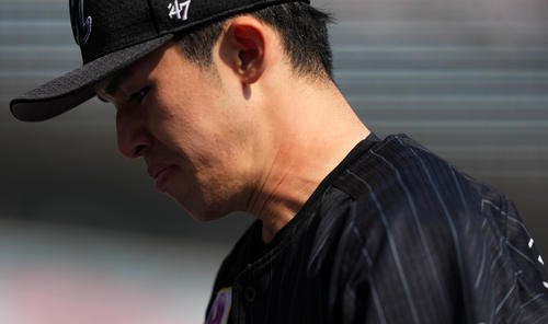 ロッテ対オリックス　気合のこもった表情でベンチへ引き揚げるロッテ佐々木朗（撮影・横山健太）