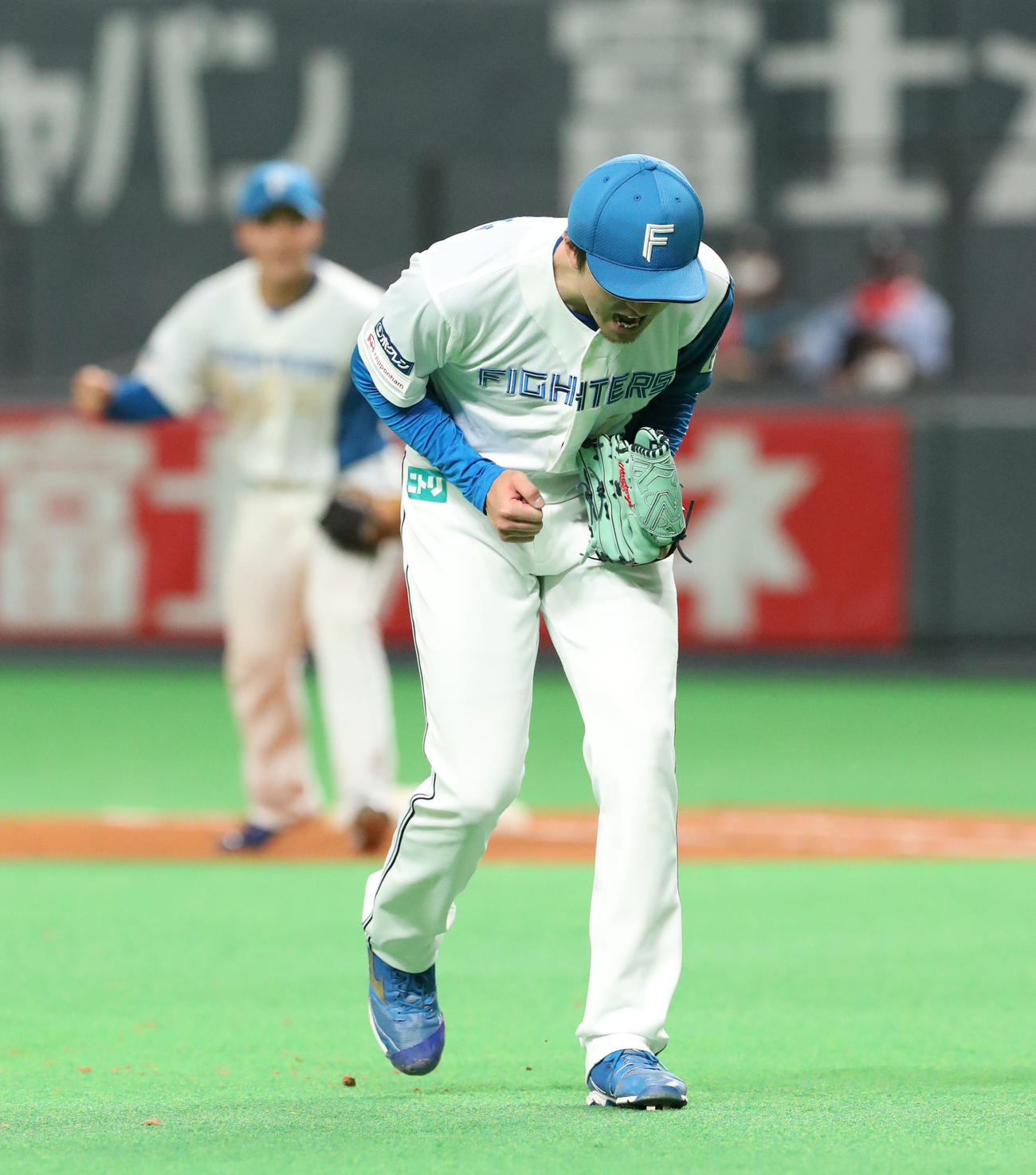 日本ハム対楽天　5回表楽天2死満塁、山崎を二ゴロに仕留めグラブをたたきながら吠える上沢（撮影・佐藤翔太）