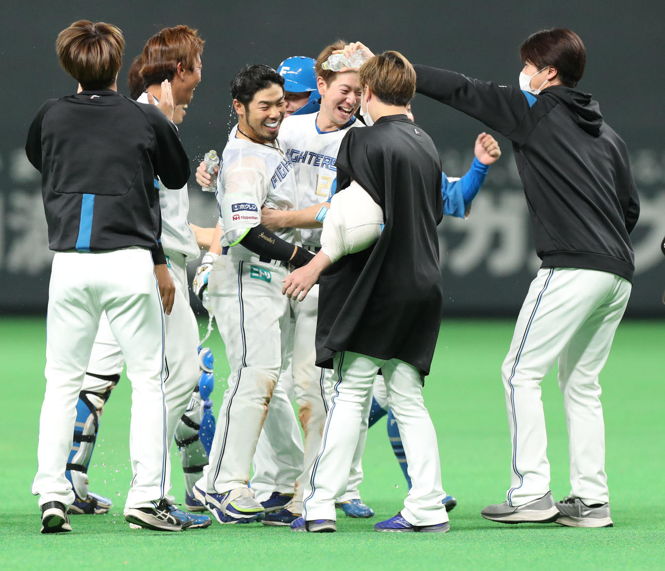 日本ハム対楽天　10回裏日本ハム1死二塁、近藤（中央）はサヨナラ打となる適時二塁打を放ち上沢から水をかけられる（撮影・佐藤翔太）