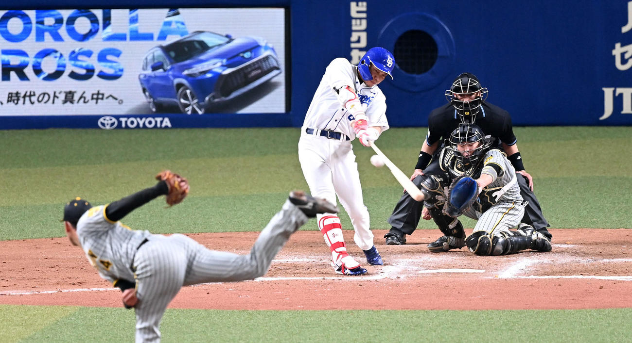 中日対阪神　10回裏中日1死一、二塁、大島は右中間にサヨナラ打を放つ。投手加治屋（撮影・前岡正明）