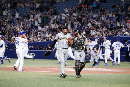 中日対阪神　10回裏中日1死一、二塁、加治屋（中央左）は大島に右中間を破るサヨナラ適時打を浴び、捕手梅野とベンチへ引き揚げる（撮影・加藤哉）
