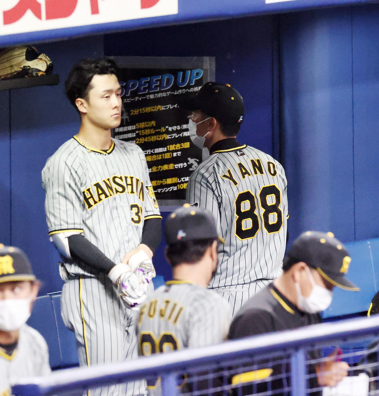 中日対阪神　中日に3連敗しロッカールームへ引き揚げる矢野監督（右）（撮影・加藤哉）