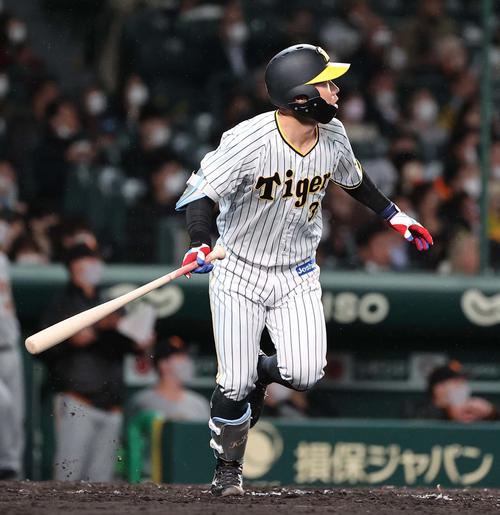阪神対巨人　4回裏阪神無死一、二塁、左飛に倒れる糸原（撮影・上田博志）