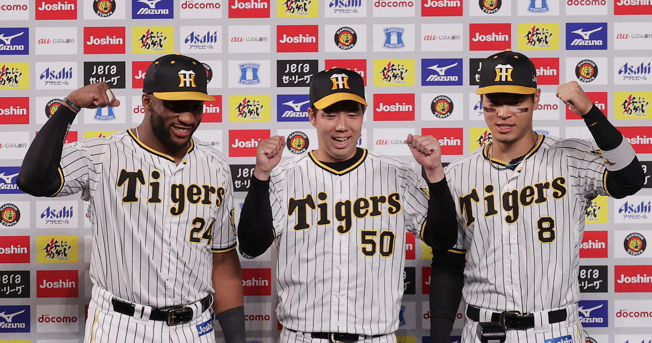 阪神対巨人　お立ち台で笑顔でガッツポーズする、左から阪神ロハス、青柳、佐藤輝（撮影・前田充）