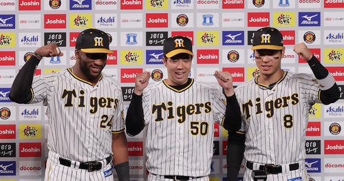 阪神対巨人　お立ち台で笑顔でガッツポーズする、左から阪神ロハス、青柳、佐藤輝（撮影・前田充）