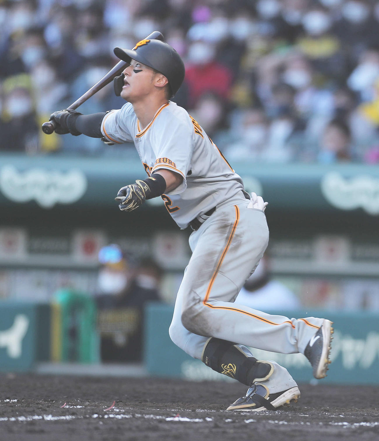 阪神対巨人　8回表巨人無死、中前打を放つ吉川（撮影・河田真司）