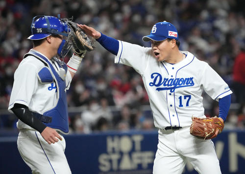 3日、完封勝利の柳裕也は木下拓哉とハイタッチ
