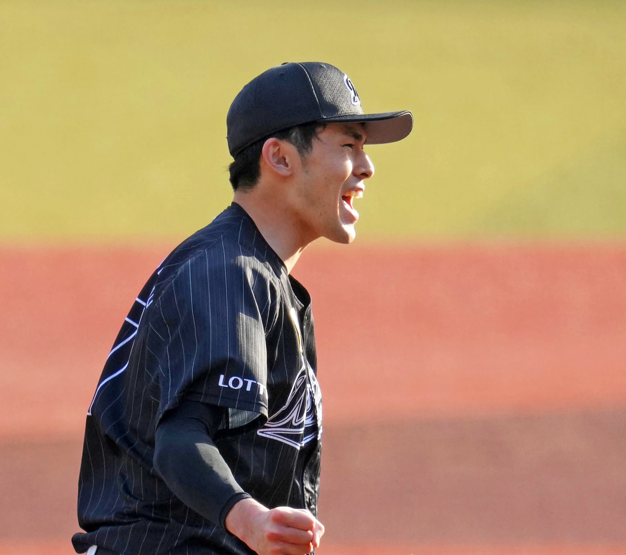 10日オリックス戦で完全試合を達成し雄たけびを上げるロッテ佐々木朗希