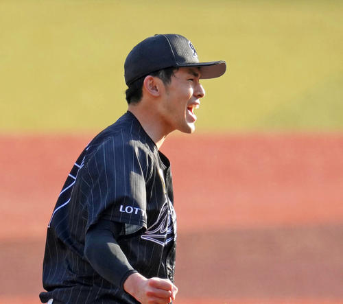 10日オリックス戦で完全試合を達成し雄たけびを上げるロッテ佐々木朗希
