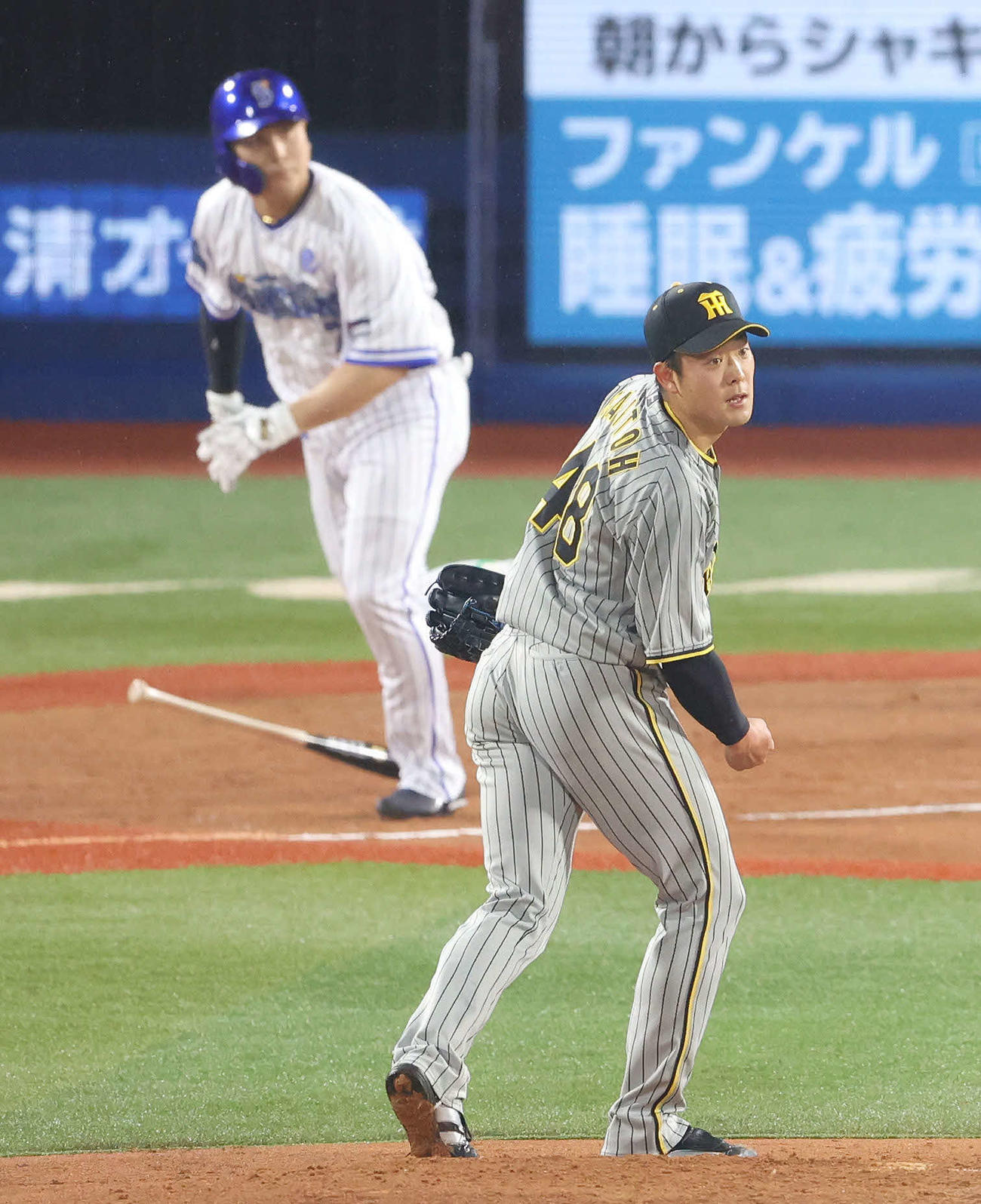 DeNA対阪神　3回裏DeNA無死一塁、佐野に左翼線に二塁打を浴びる斎藤（撮影・河田真司）