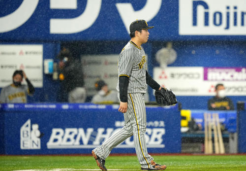 DeNA対阪神　5回裏DeNA2死一、二塁、大田に左前適時打を浴び肩を落とす馬場（撮影・横山健太）