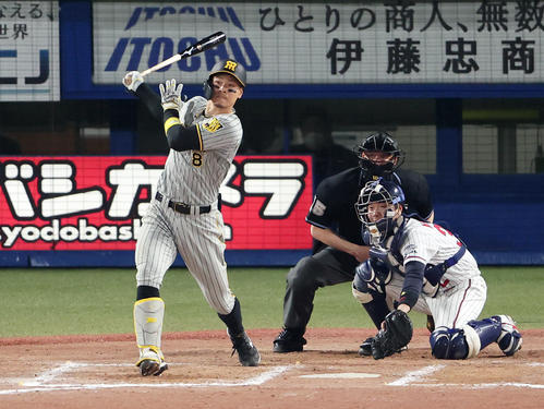 ヤクルト対阪神　7回表阪神1死二塁、右適時二塁打を放つ佐藤輝（撮影・野上伸悟）