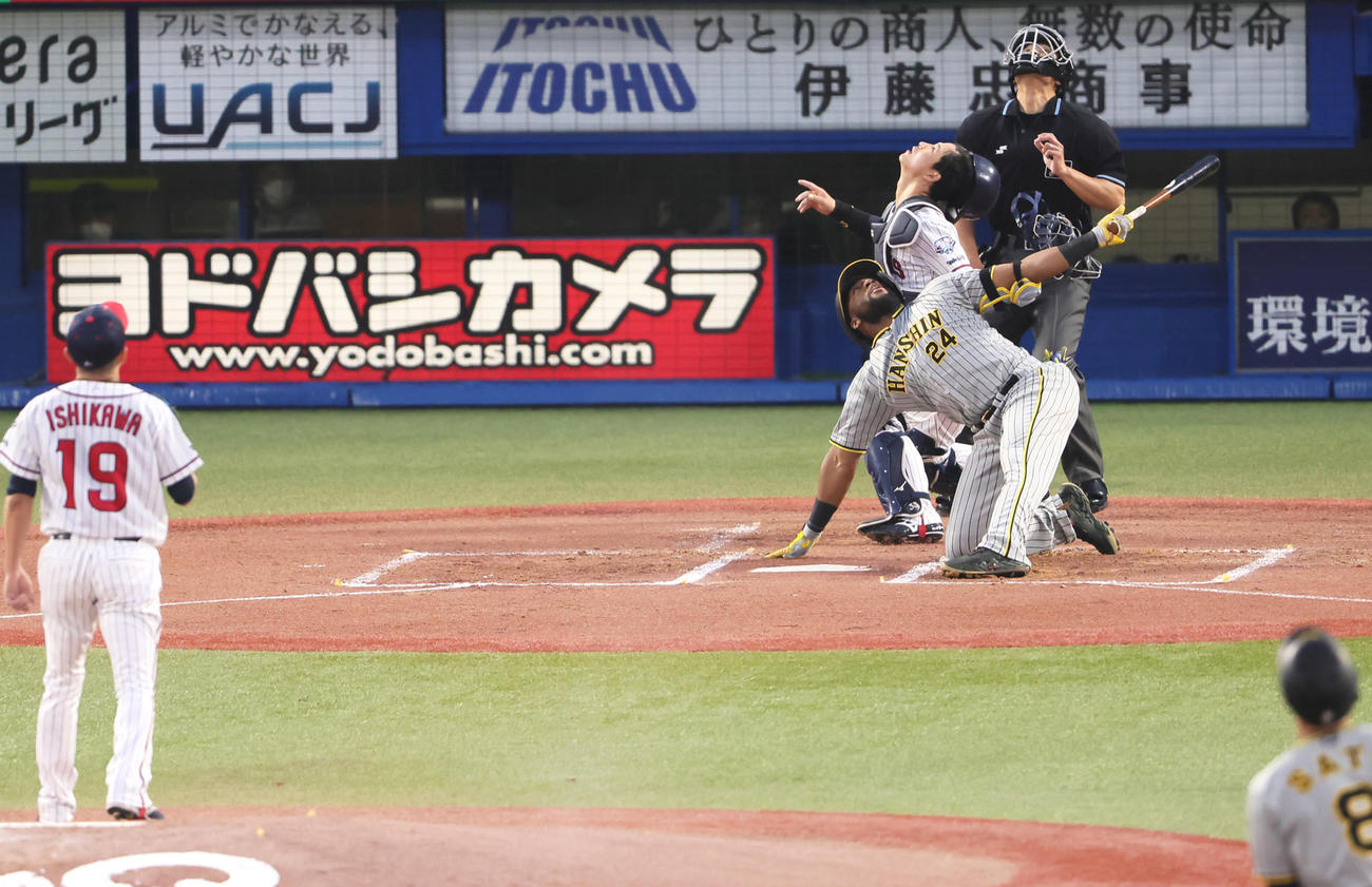 1回表阪神1死満塁で捕邪飛に倒れるロハス（撮影・足立雅史）