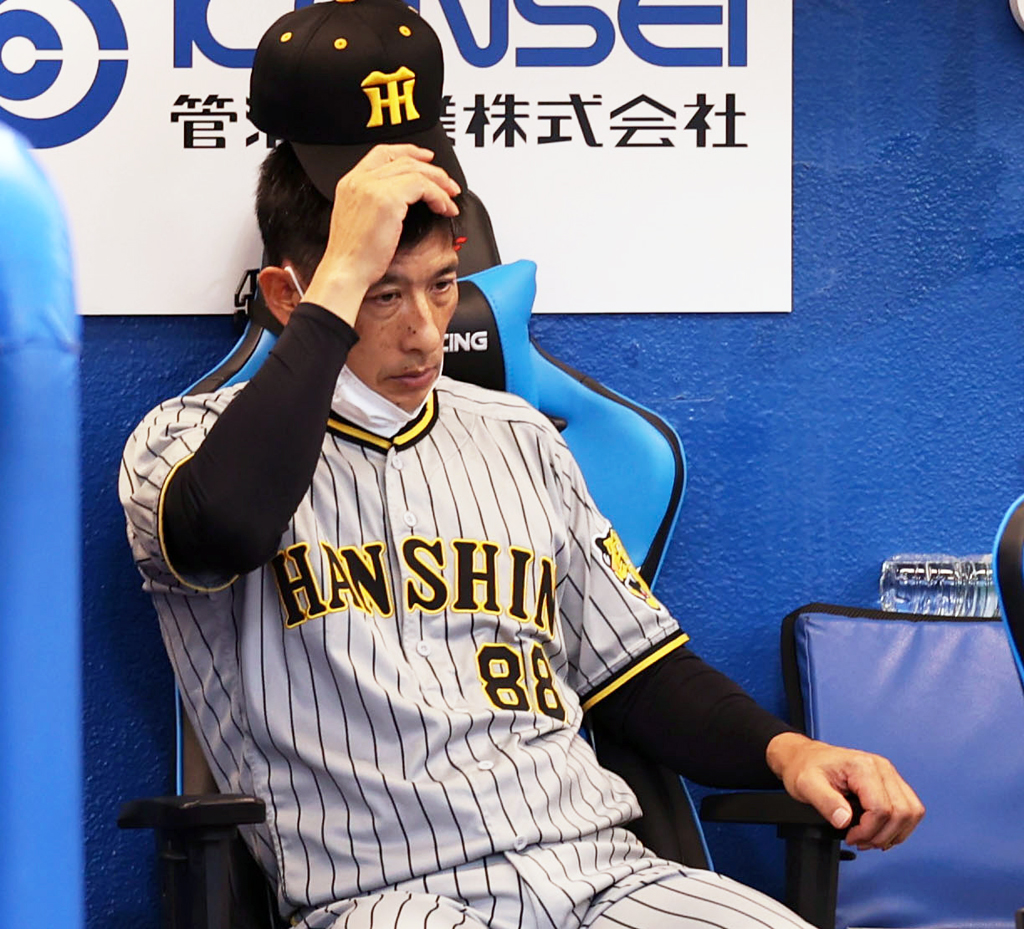 キャップをかぶりなおす阪神矢野監督（撮影・狩俣裕三）