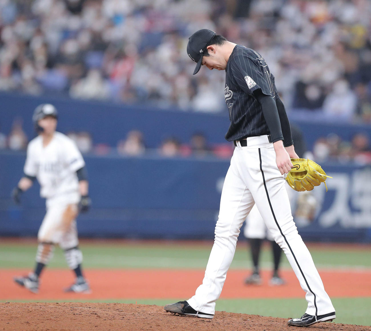 オリックス対ロッテ　5回裏オリックス無死一、二塁、西野に死球を与え満塁を許す佐々木朗（撮影・河田真司）