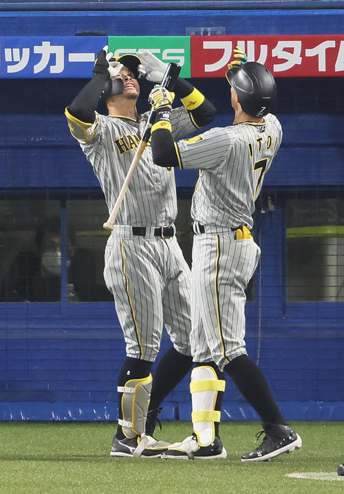 ヤクルト対阪神1回表阪神1死一塁、佐藤輝（左）は右越え2点本塁打を放ちポーズを決める（撮影・足立雅史）