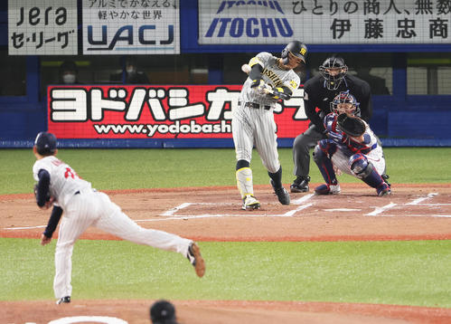 4月24日のヤクルト戦で佐藤輝は右越え2点本塁打を放つ。投手金久保