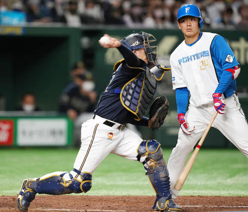 日本ハム対オリックス　4回裏日本ハム無死一、三塁、石井が盗塁し二塁へ送球する若月（左）。右は野村（撮影・横山健太）