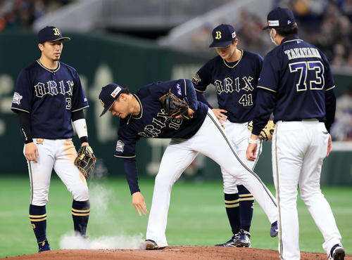 日本ハム対オリックス　4回裏日本ハム無死二、三塁、石井に先制右前適時打を許し、悔しそうにロージンを投げつける山本（左から2人目）（撮影・浅見桂子）