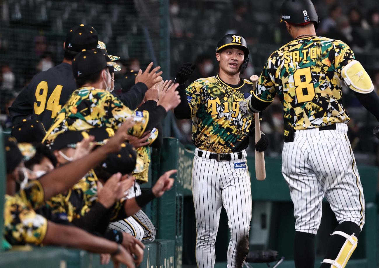 阪神対中日　5回裏阪神1死二、三塁、糸原の内野ゴロで生還しナインとハイタッチする坂本（右から2人目）（撮影・上田博志）