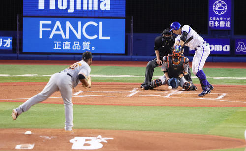 DeNA対巨人　1回裏DeNA1死満塁、空振り三振に倒れる大田。投手メルセデス（撮影・足立雅史）