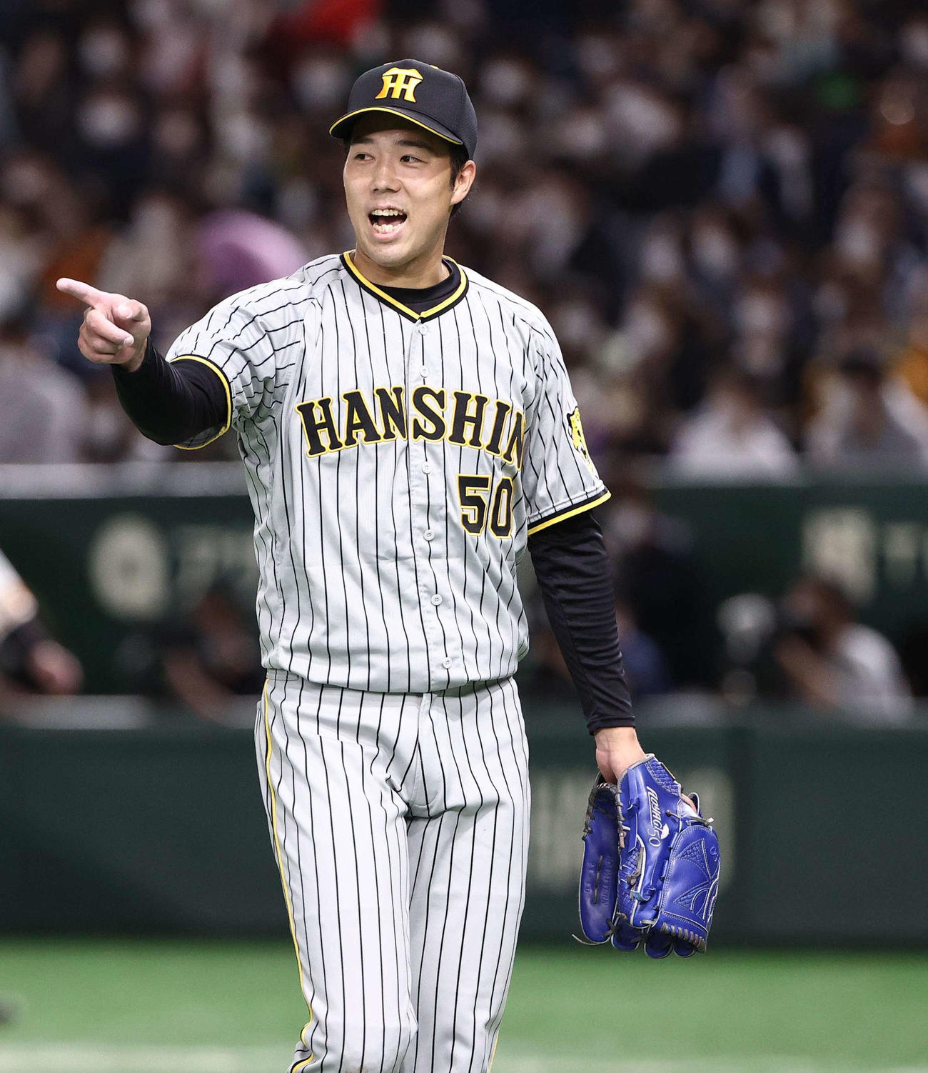 巨人対阪神　8回裏巨人2死三塁、丸佳浩を二ゴロに打ち取り笑顔を見せる青柳（撮影・上田博志）