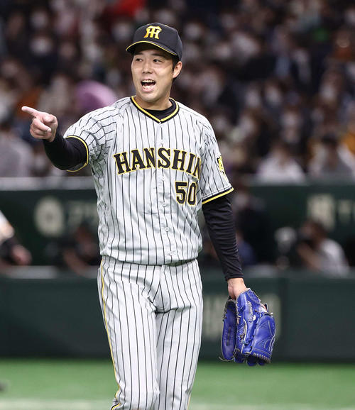 巨人対阪神　8回裏巨人2死三塁、丸佳浩を二ゴロに打ち取り笑顔を見せる青柳（撮影・上田博志）