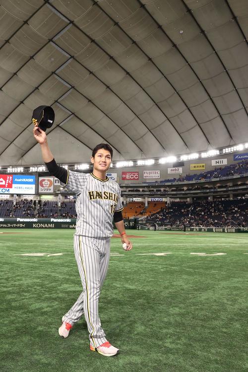 巨人対阪神　巨人に勝利しファンの拍手に帽子を上げて応える西純（撮影・上田博志）
