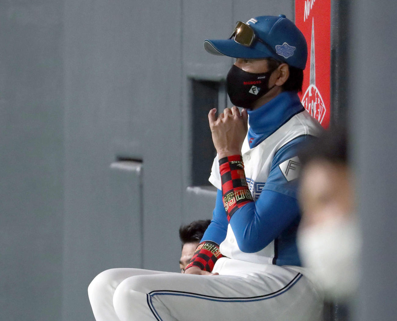 ベンチからグラウンドを見つめる日本ハム新庄監督（撮影・佐藤翔太）
