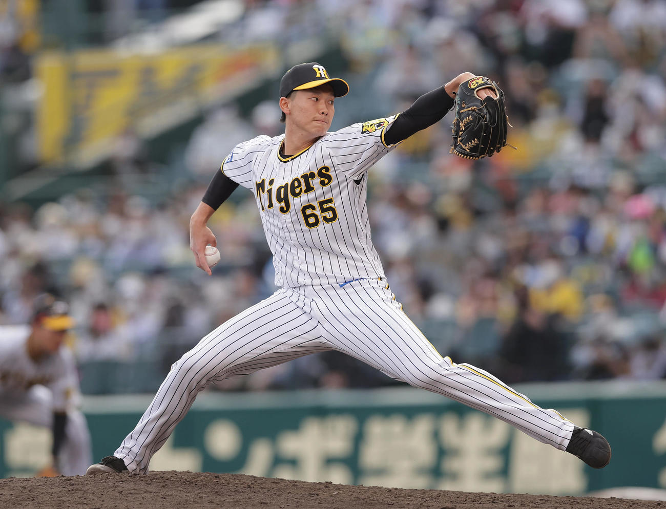 阪神対ヤクルト　阪神5番手で登板する湯浅（撮影・前田充）
