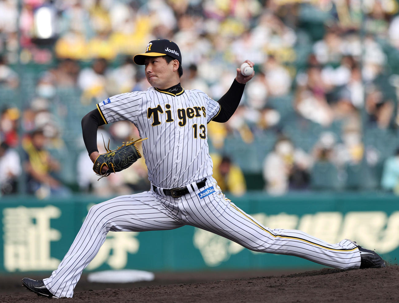 阪神対ヤクルト　9回に登板する阪神岩崎（撮影・上山淳一）