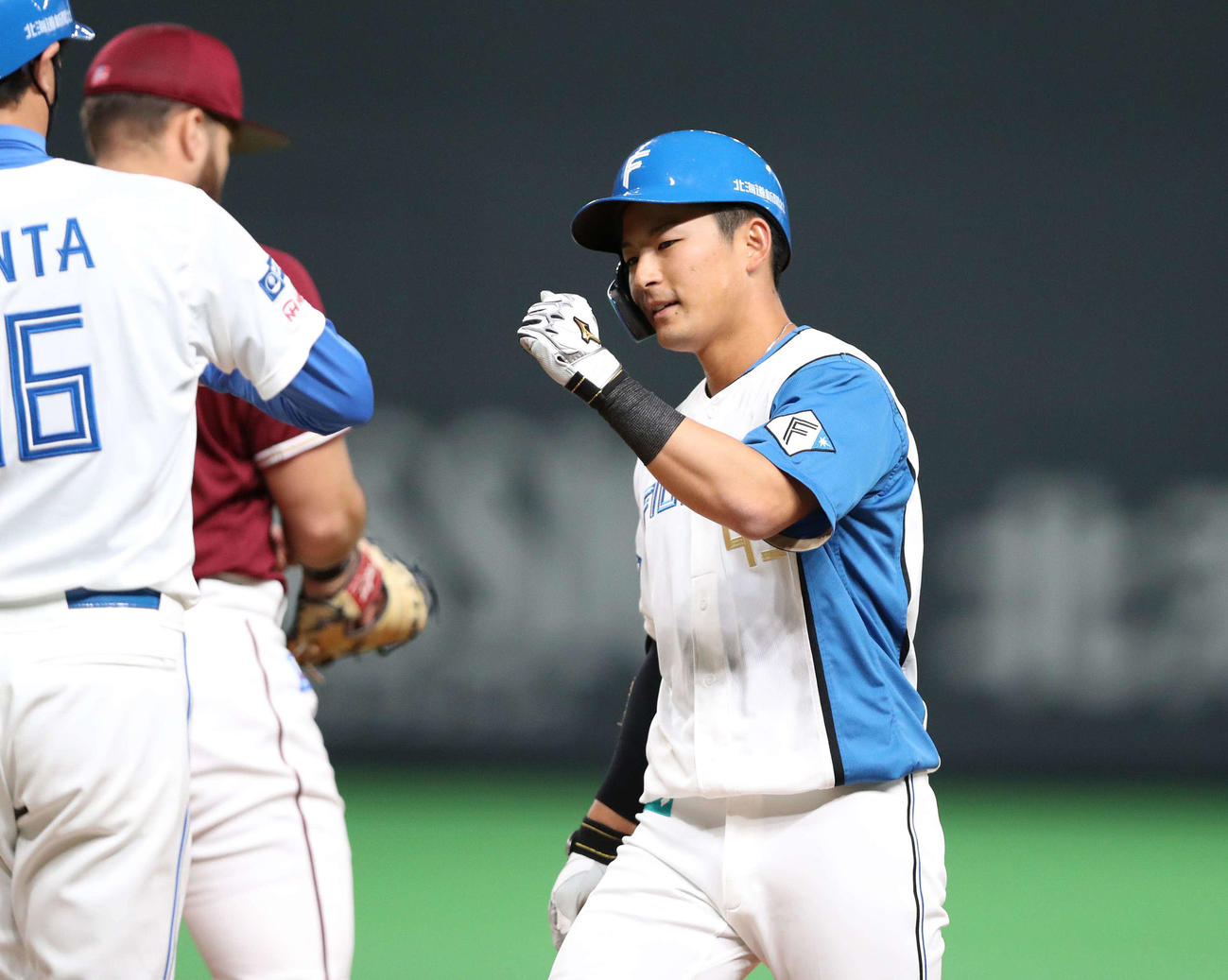 日本ハム対楽天　1回裏日本ハム無死、右前にプロ初安打を放つ水野（撮影・黒川智章）