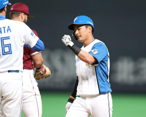日本ハム対楽天　1回裏日本ハム無死、右前にプロ初安打を放つ水野（撮影・黒川智章）